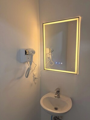 Dusche, Haartrockner, Handtücher, Toilettenpapier