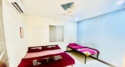 Shree Niwas Yatri Grah