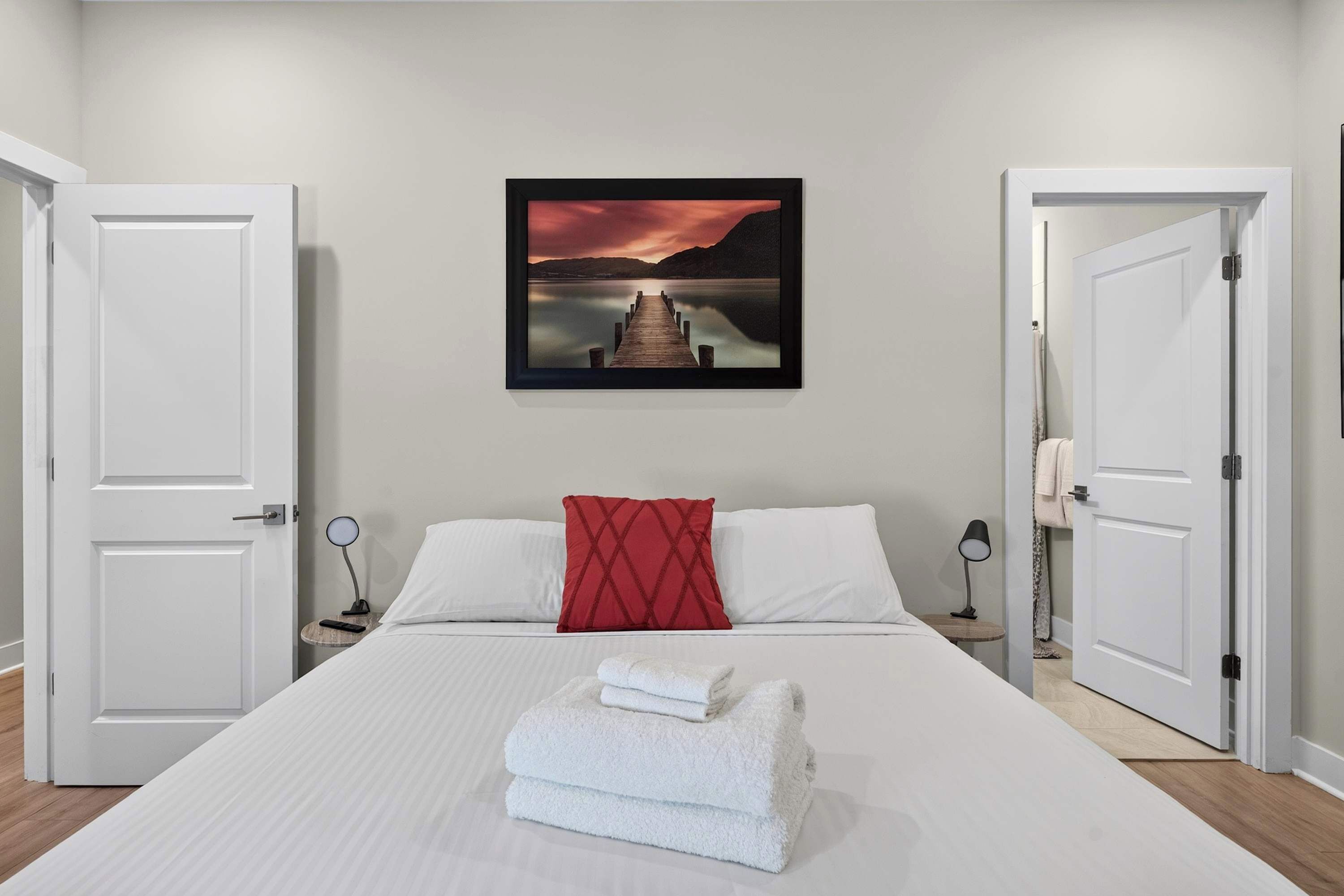 Tabla de planchar con plancha, wifi, ropa de cama