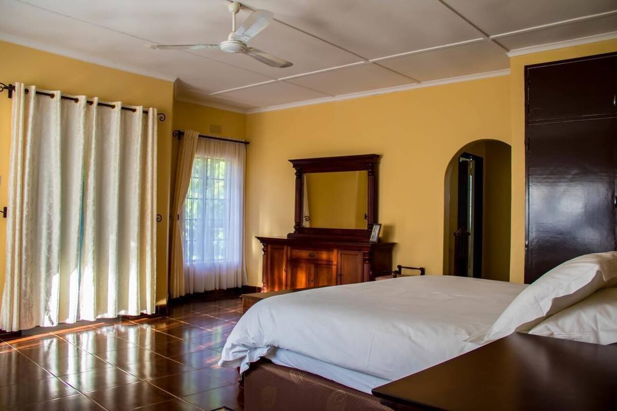 Quarto casal clássico, vista para o jardim | Ferros/tábuas de passar roupa, Wi-Fi de cortesia