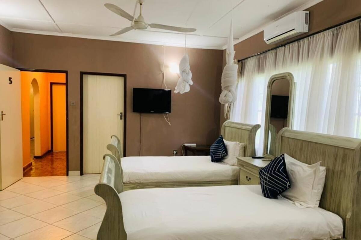 Quarto duplo conforto | Ferros/tábuas de passar roupa, Wi-Fi de cortesia