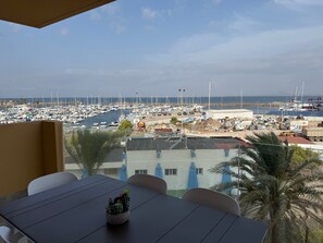 Outdoor dining - Apartment 'La Manga Sunrise' with Shared Pool, Wi-Fi and Air Conditioning (Murcia)