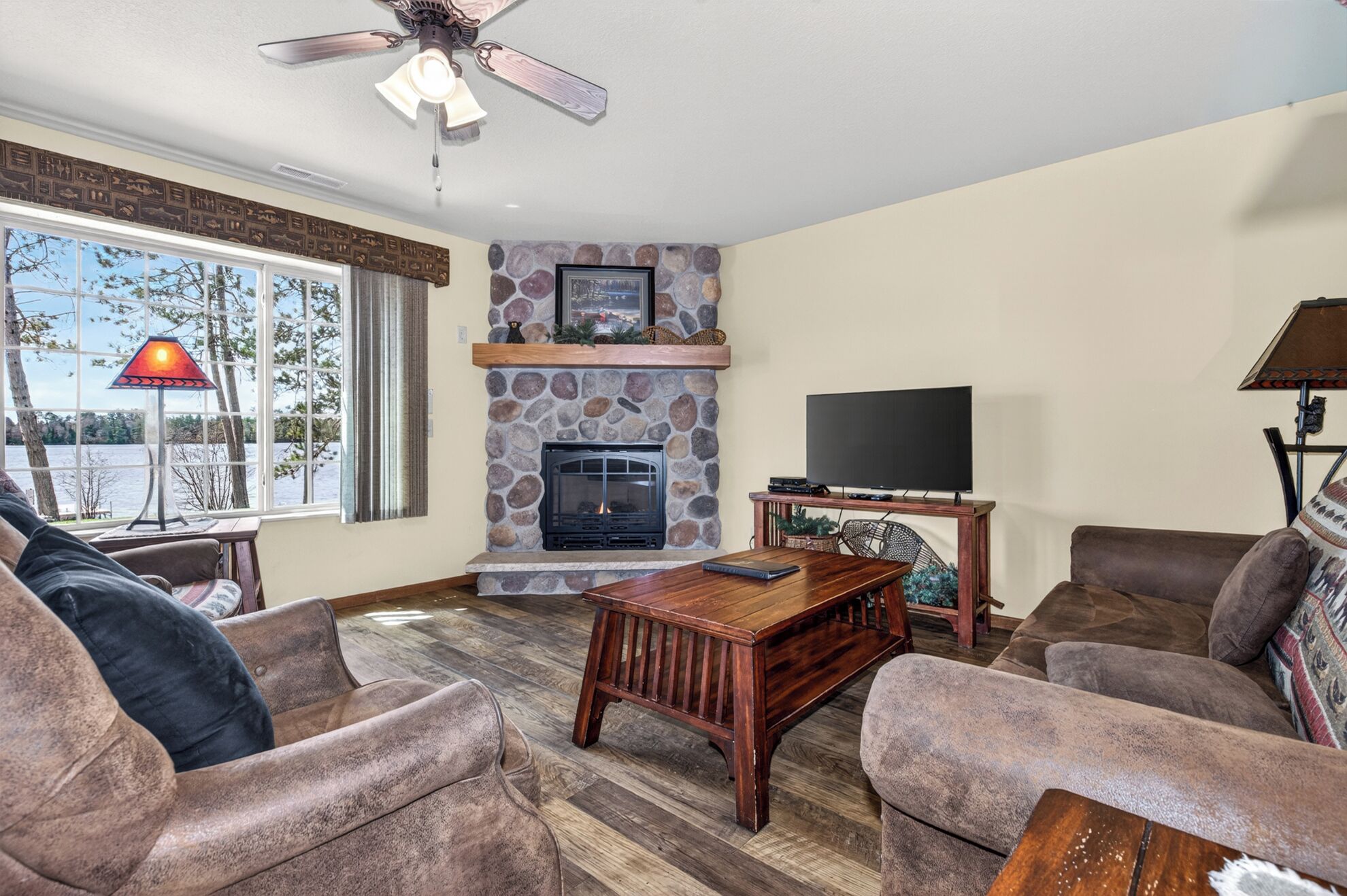 Lake Front 2-bedroom On Eagle River Chain Of Lakes With Indoor Pool And Jacuzzi! - Eagle River, WI