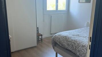 2 habitaciones, tabla de planchar con plancha, wifi y ropa de cama