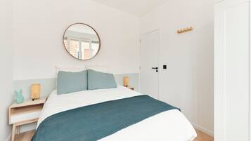 Iron/ironing board, Internet, bed sheets