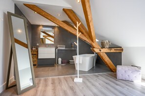 Shower, hair dryer, towels - Villa Maeva – Loft with Parking, Sauna & Fitness Room (Riquewihr)