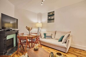 Living area - Superb Apartment Le Marais/Place des Vosges (Paris)