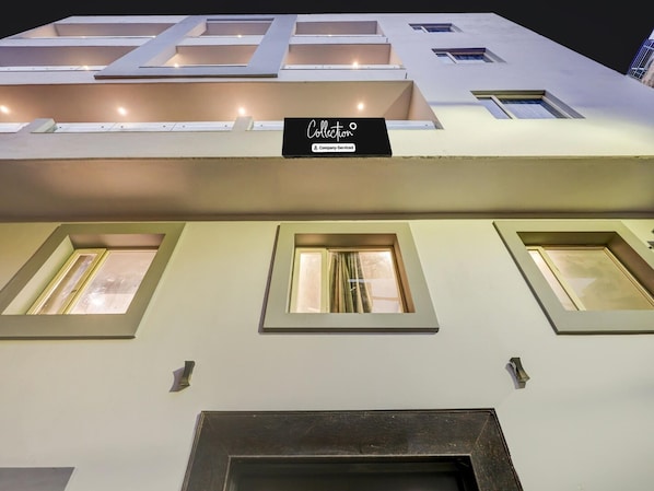 House | Exterior detail - Super Collection O Shalimar Bagh (New Delhi)