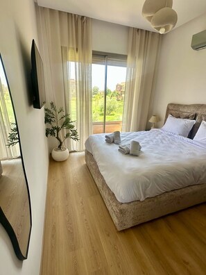 3 slaapkamers, een bureau, een strijkplank/strijkijzer, reisbedje