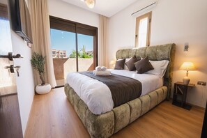 3 habitaciones, escritorio y tabla de planchar con plancha 