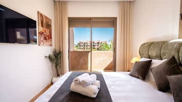 3 Schlafzimmer, Schreibtisch, Bügeleisen/Bügelbrett, Reisekinderbett