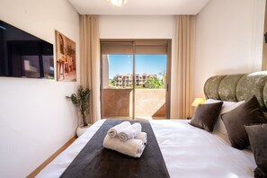 3 habitaciones, escritorio y tabla de planchar con plancha 
