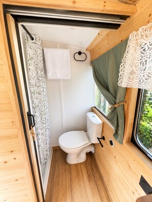 Bathroom - Vrbo Property (Mignaloux-Beauvoir)