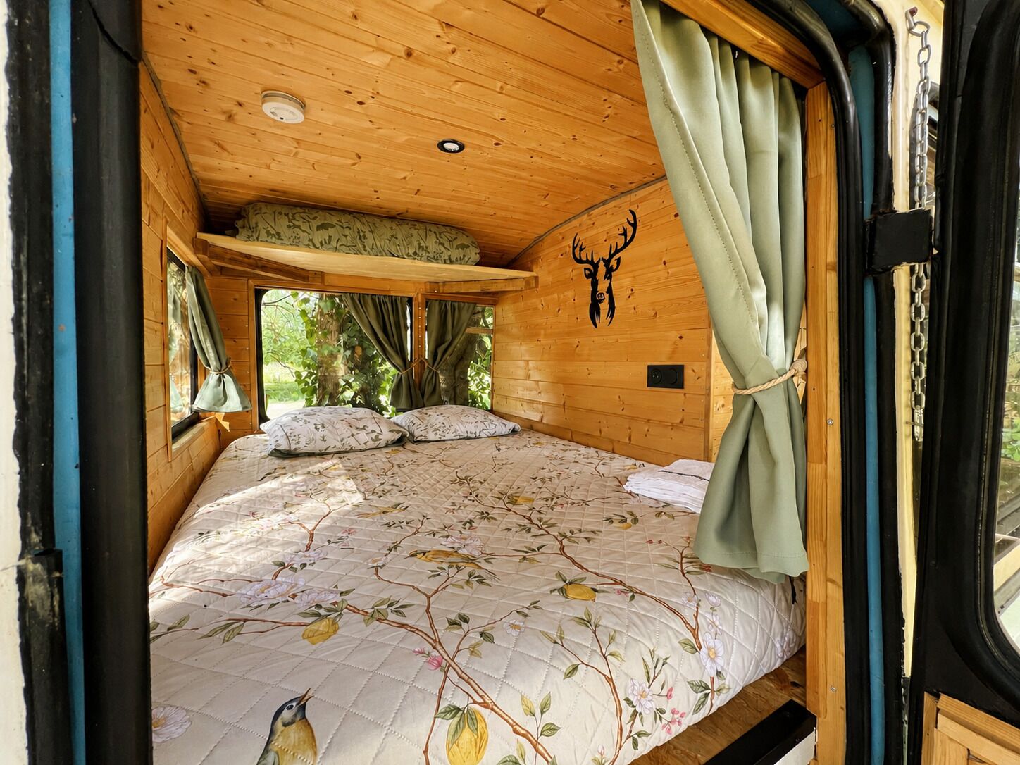 2 bedrooms, bed sheets