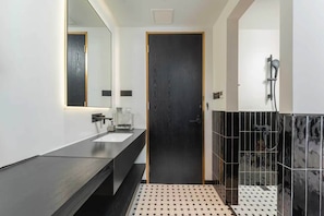Exclusive Twin Room | Bathroom | Free toiletries, hair dryer, towels, soap - DS Destination Specialist Hotel (Guilin)
