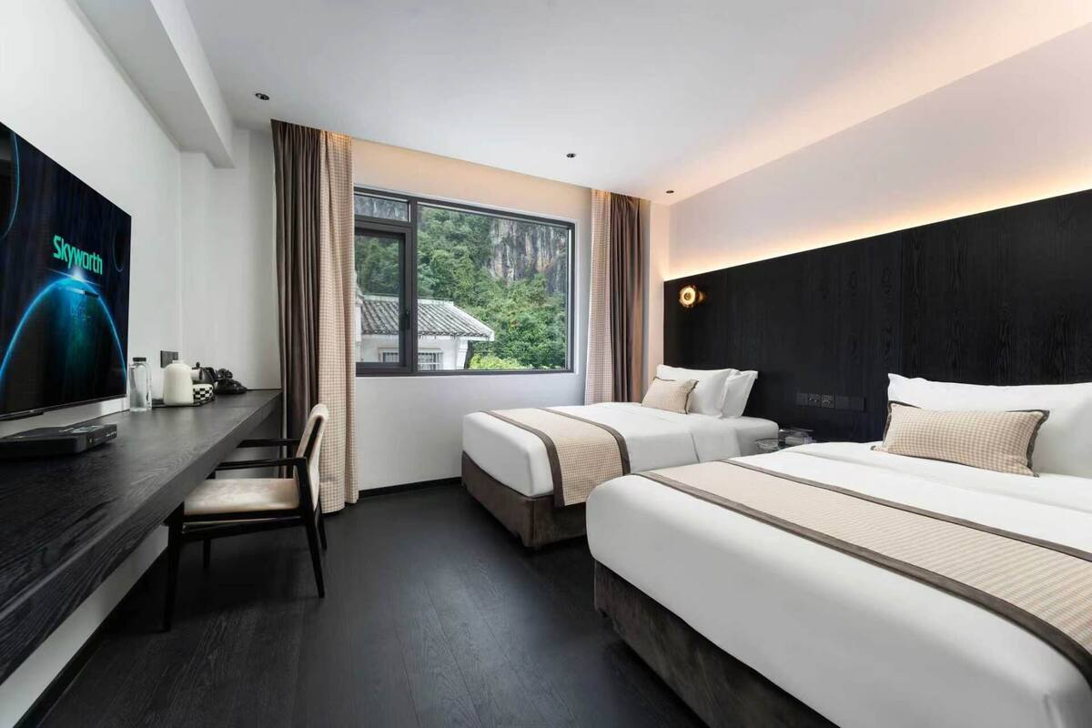Deluxe Twin Room | Desk, laptop workspace, WiFi (free), bed sheets