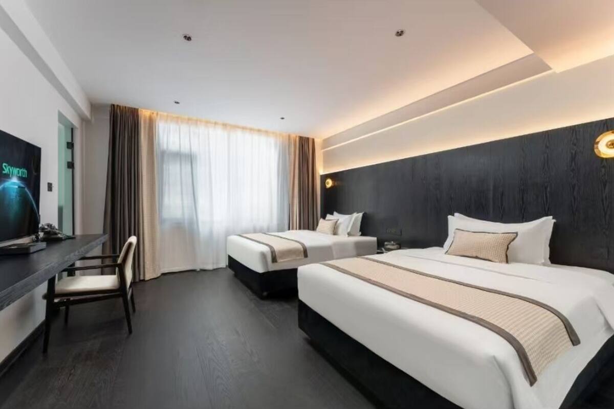 Junior Twin Room | Desk, laptop workspace, WiFi (free), bed sheets