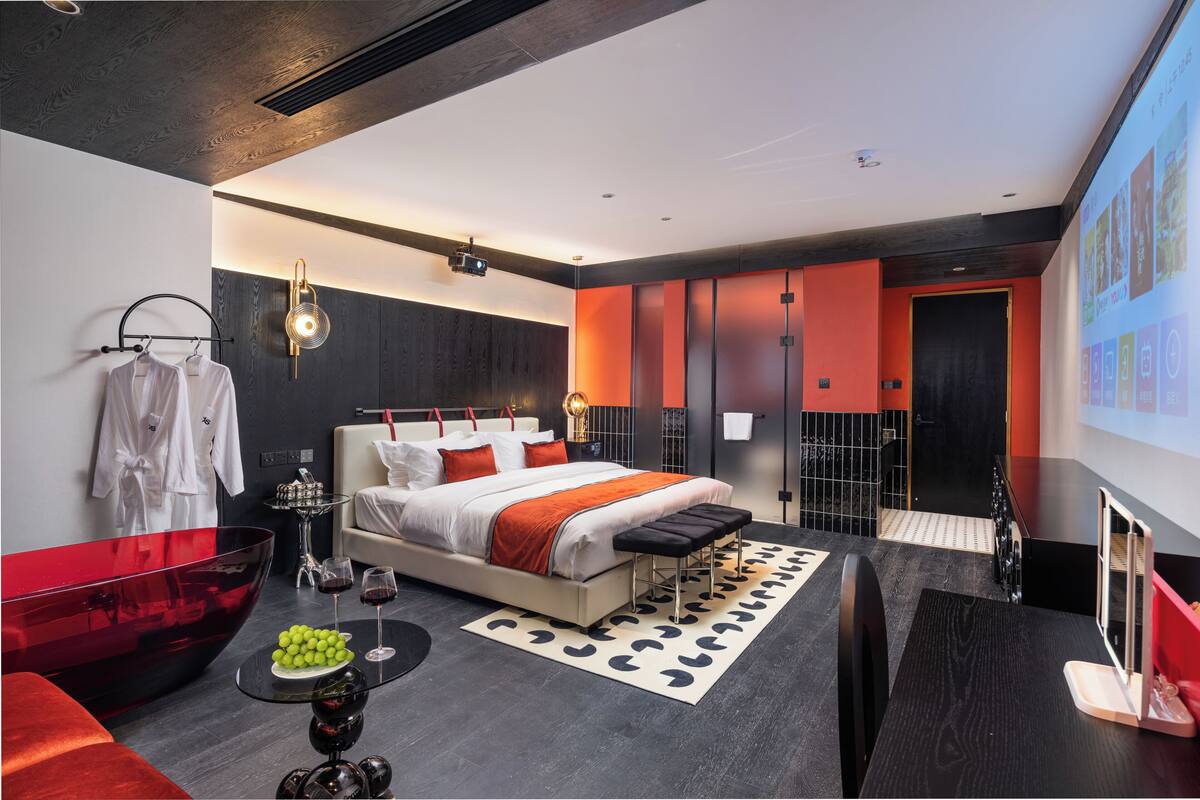 Superior Double Room | Desk, laptop workspace, WiFi (free), bed sheets