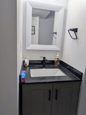 Douche, séchoir à cheveux, serviettes fournies, savon