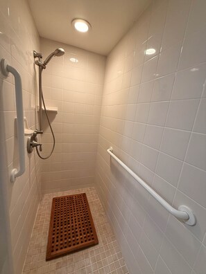 Shower, soap, shampoo, toilet paper - The Cary Grant Suite at Mountain Daddies B&B (Oakhurst)