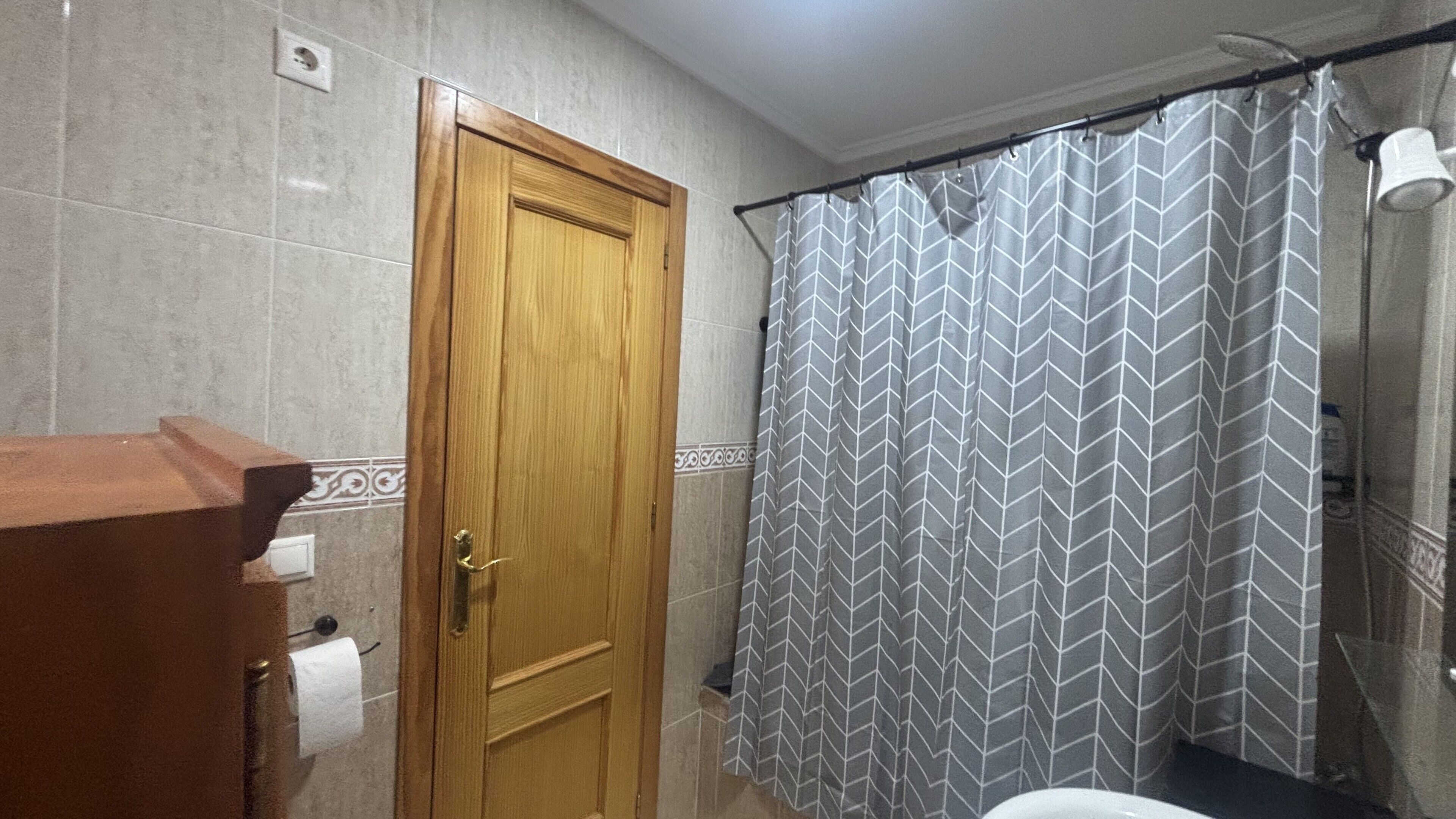 Een douche, een haardroger, handdoeken