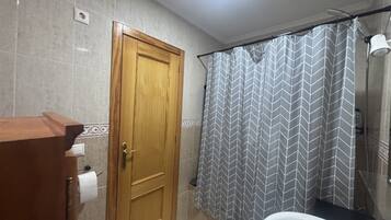 Een douche, een haardroger, handdoeken