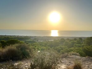 Paisatge costaner amb vista al mar i cel blau.