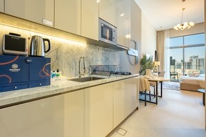 Coffee/tea maker, fridge, microwave, stovetop - Stylish Modern Studio with Community Views, Next to the Community Park (Dubai)