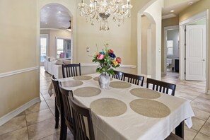 Dining - Stunning Canyon Views - Pet Friendly, Six Flags 8 min, Spot Local Wildlife Below (San Antonio)