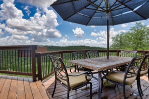 Outdoor dining - Stunning Canyon Views - Pet Friendly, Six Flags 8 min, Spot Local Wildlife Below (San Antonio)