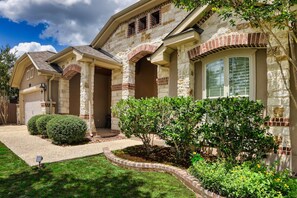 Exterior - Stunning Canyon Views - Pet Friendly, Six Flags 8 min, Spot Local Wildlife Below (San Antonio)