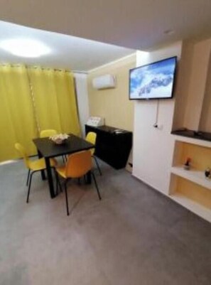Dining - Orlando's House – Cozy Apartment in the Heart of Catania (Catania)