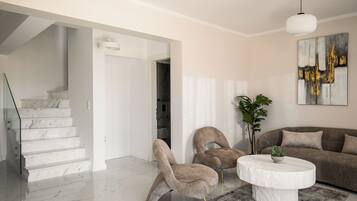 Superior Duplex, 3 Bedrooms, Hill View | Living area