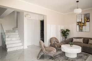 Appartement Duplex Supérieur, 3 chambres, vue colline | Coin séjour