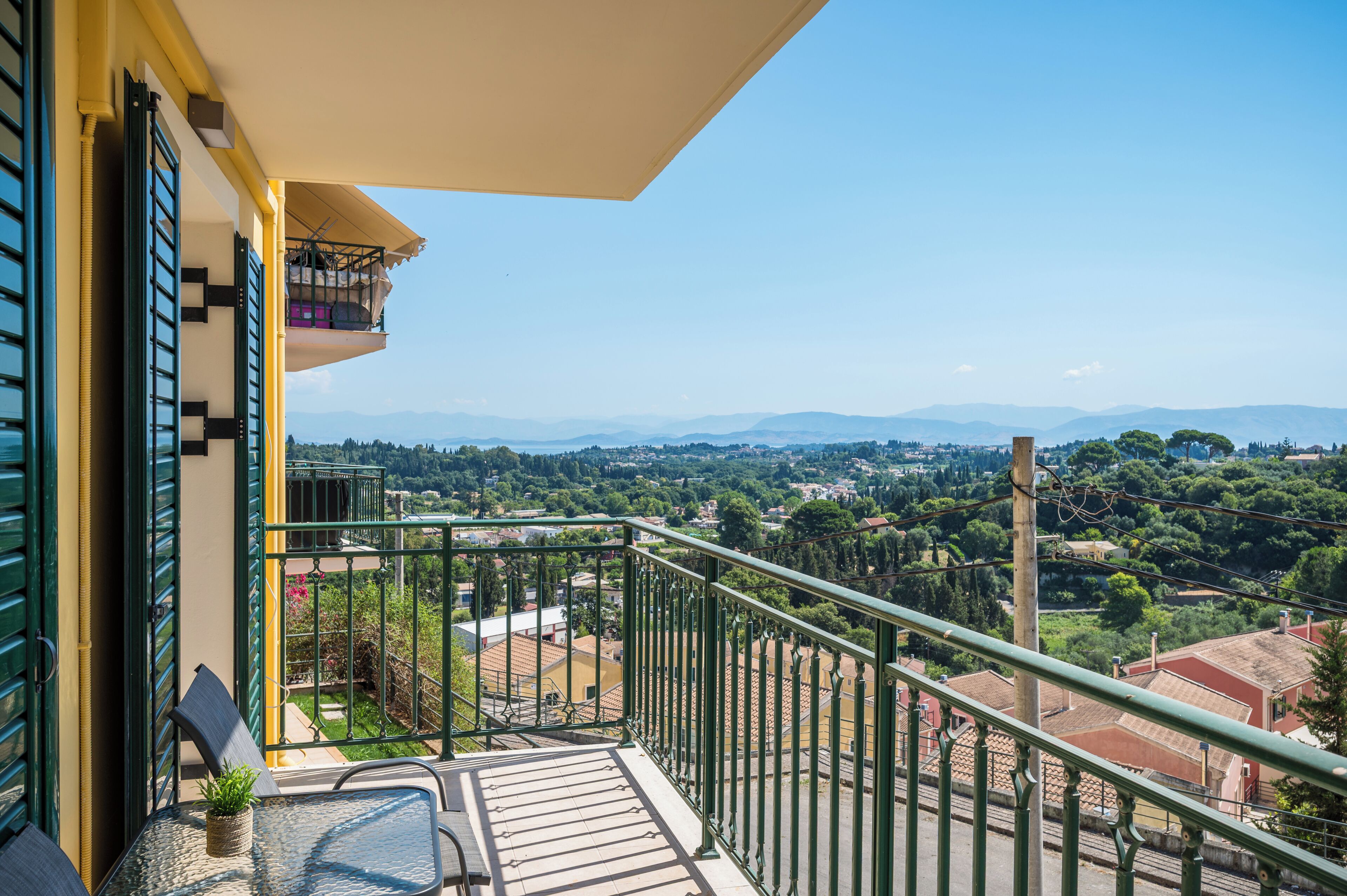 Un balcón con vistas a un pueblo y montañas.