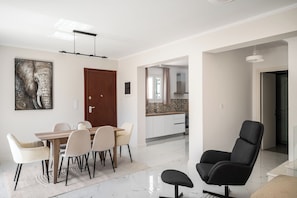 Appartement Duplex, 3 chambres, vue cour intérieure | Coin séjour