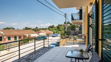 Apartemen, pemandangan laut terbatas | Teras/patio