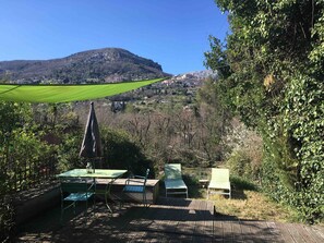 Outdoor dining - Holiday Home 'Le Cabanon Vue Sur La Vallée' with Balcony and Wi-Fi (Le Bar-sur-Loup)