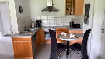Coffee/tea maker, fridge, microwave, oven