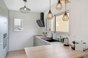 Wasserkocher mit Kaffee-/Teezubehör, Kühlschrank, Mikrowelle, Ofen
