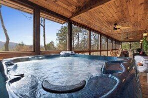 Outdoor spa tub - Blue Ridge Escape with Stunning Views, Fenced Yard & EV Charger (Blue Ridge)