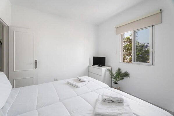 Room - Vrbo Property (Arona)
