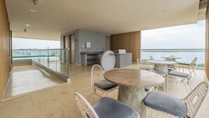 Quầy bar bên hồ bơi