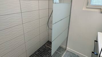 Een douche, handdoeken, toiletpapier