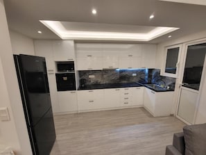 Wasserkocher mit Kaffee-/Teezubehör, Kühlschrank, Mikrowelle, Ofen