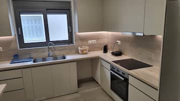 Cafeteira/chaleira, geladeira, fogão, cooktop