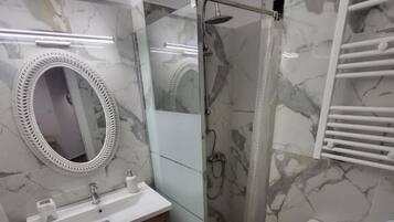 Douche, sèche-cheveux, serviettes fournies, shampoing