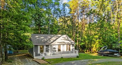 Lake Anna Cottage w Hot Tub, Kayaks & Boat Launch