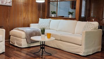 Smart-TV, Tischfußball, Bücher