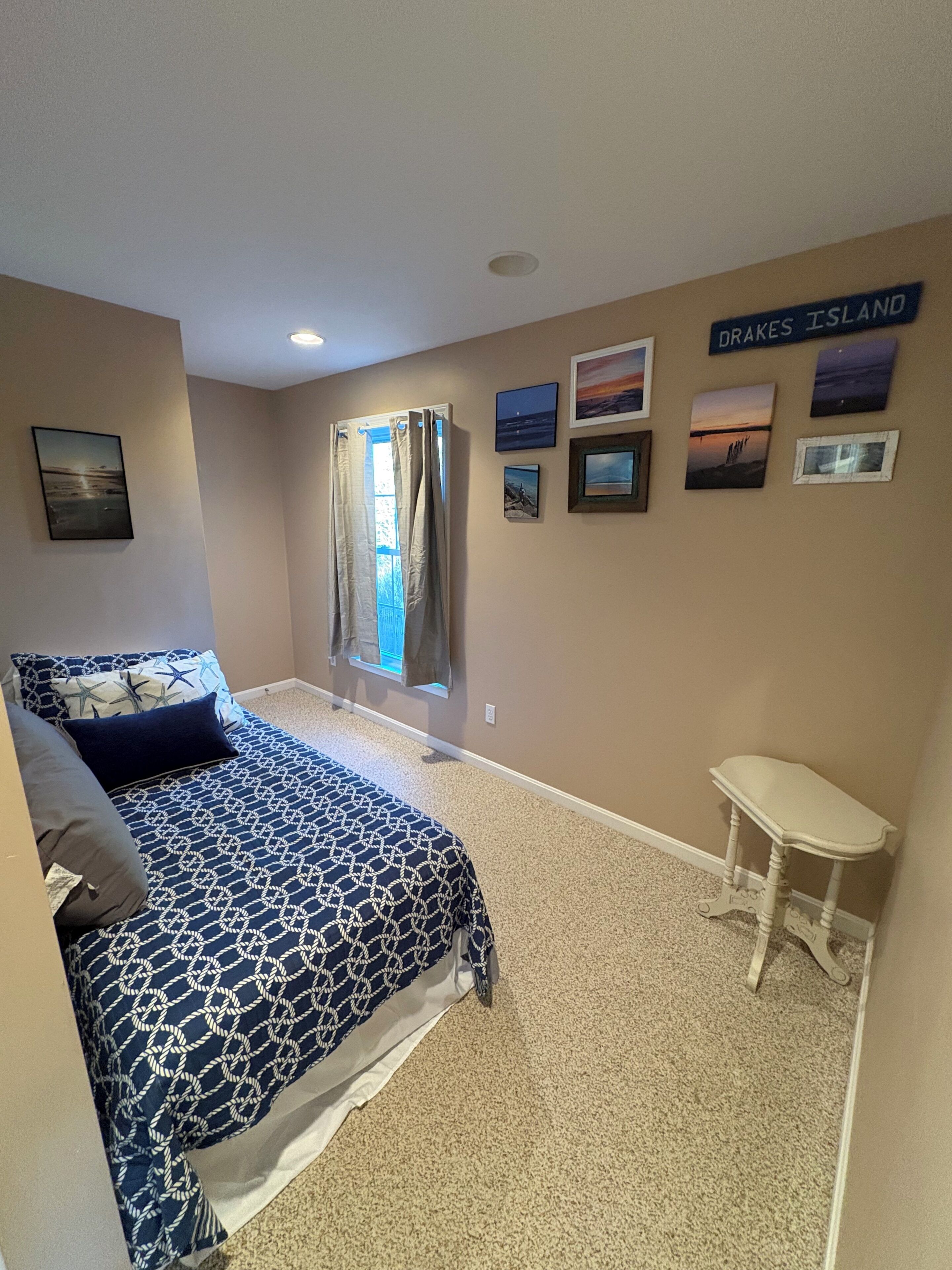 4 bedrooms, desk, iron/ironing board, WiFi (free)